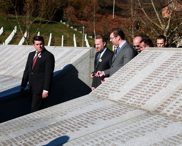 Члан Председништва БиХ Бакир Изетбеговић (2Д) и српски премијер Александар Вучић (Д) приликом обиласка Меморијалног центра Поточари - Sputnik Србија