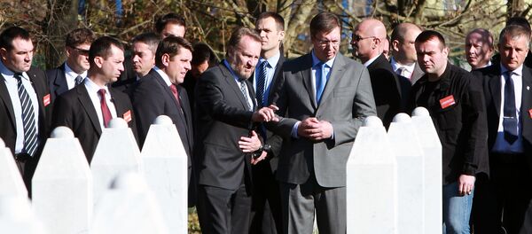 Градоначелник Сребренице Ћамил Дураковић (2Л), члана Предсједништва Босне и Херцеговине Бакир Изетбеговић (С) и српски премијер Александар Вучић (Д) током обиласка Меморијални центар Поточари Градоначелник Сребренице Ћамил Дураковић (2Л), члана Предсједништва Босне и Херцеговине Бакир Изетбеговић (С) и српски премијер Александар Вучић (Д) током обиласка Меморијални центар Поточари - Sputnik Србија