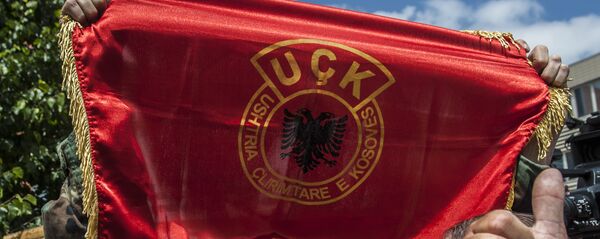 Човек маше заставом терористичке организације УЧК Човек маше заставом терористичке организације УЧК - Sputnik Србија