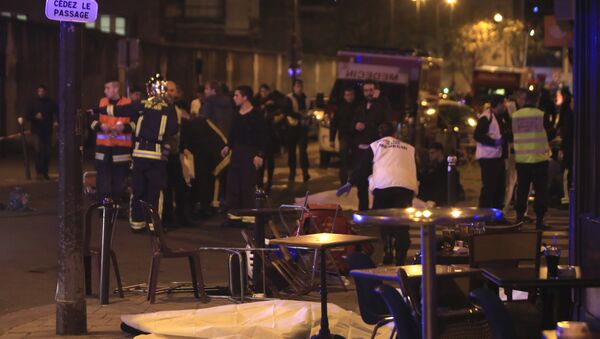 Spasioci na mestu pucnjave u Parizu - Sputnik Srbija
