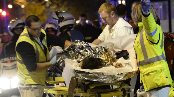 Спасиоци спасавају жртве после терористичког напада у Паризу - Sputnik Србија