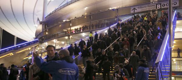 Tolpы lюdeй pokidaюt futbolьnый stadion Stade de France, okolo kotorogo proizošli vzrыvы - Sputnik Srbija