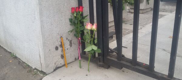 Cveće ispred zgrade francuske ambasade u Beogradu Cveće ispred zgrade francuske ambasade u Beogradu - Sputnik Srbija