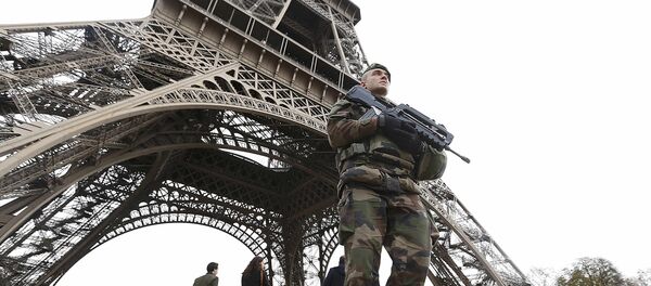 Francuska vojska u blizini Ajfelove kule dan nakon niza smrtonosnih napada u Parizu, 14. novembar 2015 - Sputnik Srbija