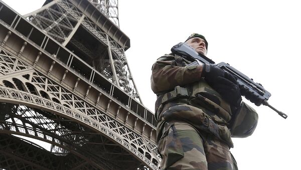 Francuska vojska u blizini Ajfelove kule dan nakon niza smrtonosnih napada u Parizu, 14. novembar 2015 - Sputnik Srbija
