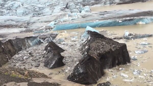 Iceberg Covered with Volcanic Ash Breaking Off from Svinafellsjokull Glacier in Iceland - AMAZING! - Sputnik Srbija