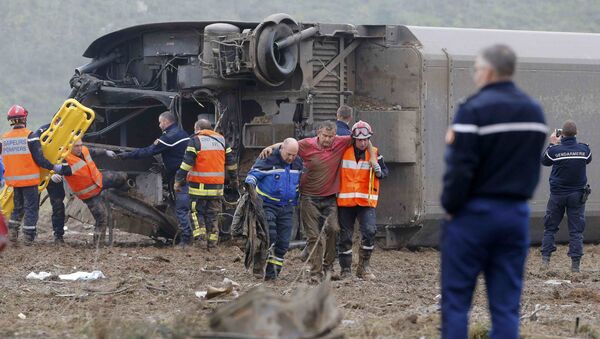 Rescue workers carry a victim from the wreckage of a test TGV train that derailed and crashed in a canal outside Eckwersheim near Strasbourg, eastern France, November 14, 2015 - Sputnik Србија