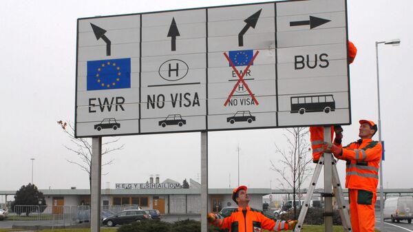 Uklanjanje znaka na mađarkoj granici prilikom ulaska u Šengensku zonu - Sputnik Srbija