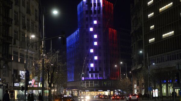Палата Албанија осветљена бојама Француске заставе. - Sputnik Србија