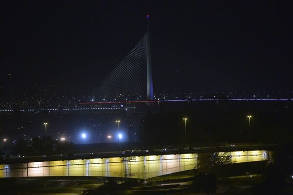 Мост на Ади осветљен бојама француске заставе. - Sputnik Србија