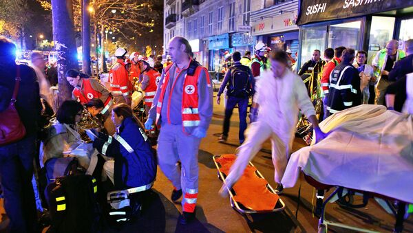 Ljudi ispred pozorišta Bataklan u Parizu, posle pucnjave, Francuska. 14.11.2015.godine - Sputnik Srbija