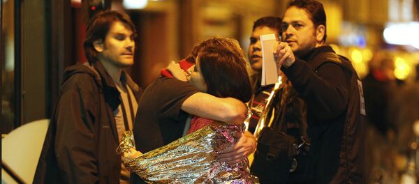 Ljudi  ispred pozorišta Bataklan u Parizu, posle pucnjave, Francuska. 14.11.2015.godine - Sputnik Srbija