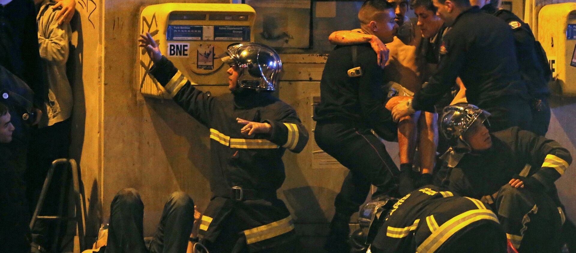 Француски ватрогасци помажу повређеном момку у близини Батаклан концертне дворане након пуцњаве у Паризу, Француска, 13. новембра 2015 - Sputnik Србија, 1920, 14.11.2015