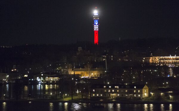 Kaknastornet, the Swedish TV signal tower in Stockholm, is illuminated in the French colors blue, white and red in honor of victims of the November 13th attacks in Paris. - Sputnik Србија
