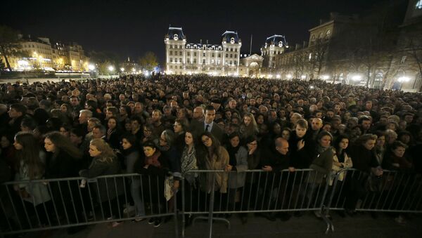 Људи се окупљају  15. новембра, испред катедрале Нотр-Дам, након низа смртоносних напада у Паризу - Sputnik Србија
