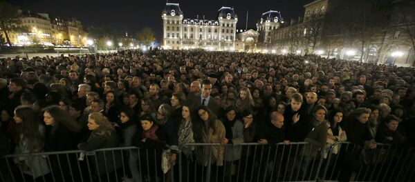 Ljudi se okupljaju 15. novembra, ispred katedrale Notr-Dam, nakon niza smrtonosnih napada u Parizu Ljudi se okupljaju 15. novembra, ispred katedrale Notr-Dam, nakon niza smrtonosnih napada u Parizu - Sputnik Srbija