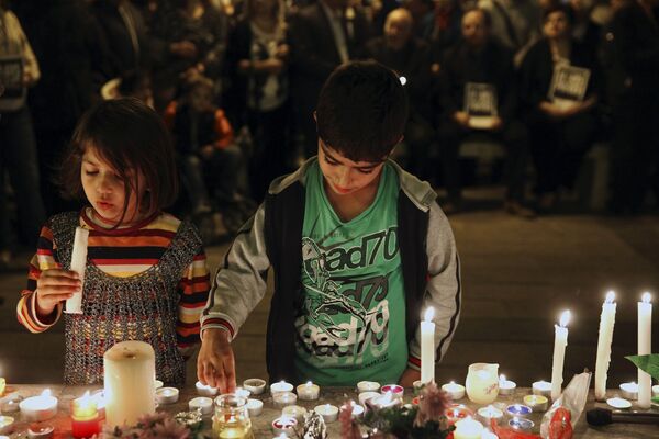 Деца на Кипру пале свеће за жртве теростичког напада у Паризу - Sputnik Србија
