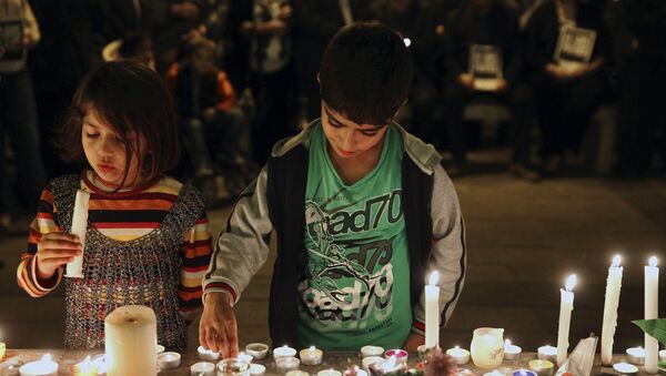 Деца на Кипру пале свеће за жртве теростичког напада у Паризу - Sputnik Србија