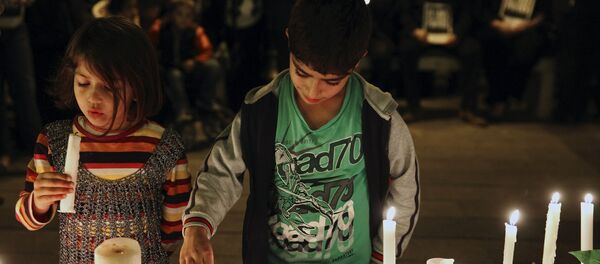 Деца на Кипру пале свеће за жртве теростичког напада у Паризу - Sputnik Србија