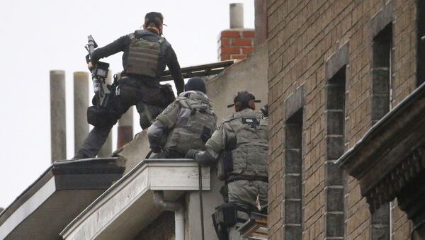 Белгијскe специјалне снаге полиције  на стамбеној згради  у потрази за бомбом у Бриселу - Sputnik Србија
