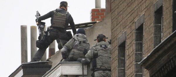 Белгијскe специјалне снаге полиције на стамбеној згради у потрази за бомбом у Бриселу Белгијскe специјалне снаге полиције на стамбеној згради у потрази за бомбом у Бриселу - Sputnik Србија