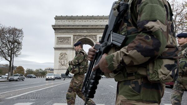 Француска војска поред Тријумфалне капије у Паризу - Sputnik Србија