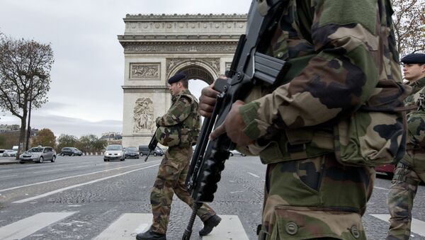 Француска војска поред Тријумфалне капије у Паризу, после терористичког напада - Sputnik Србија