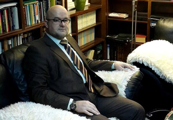 Бекир Макић каже да портал на коме је исказана радост због напада у Паризу уређују следбеници идеологије текфира, који неверником сматрају човека који учини било коју грешку. Њихова идеологија највише пакости управо муслиманима, против њих треба сви да се боримо, каже Макић. - Sputnik Србија