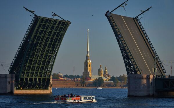 Pogled na podizanje Dvorcovog mosta i Petropavlovsku tvrđavu u Sankt Peterburgu - Sputnik Srbija