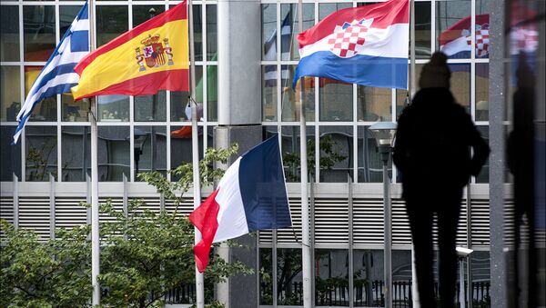 Француска застава на пола копља испред Европског парламента - Sputnik Србија