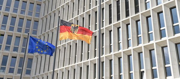 Заставе Немачке и ЕУ  вијоре се ветру испред  зграде новог Федералног министарства унутрашњих послова Немачке у Берлину - Sputnik Србија