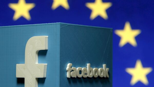Logo Fejsbuka ispred zastave EU - Sputnik Srbija