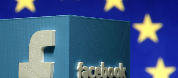 Лого Фејсбука испред заставе ЕУ - Sputnik Србија