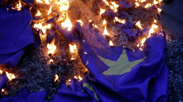 Zapaljena zastava EU - Sputnik Srbija
