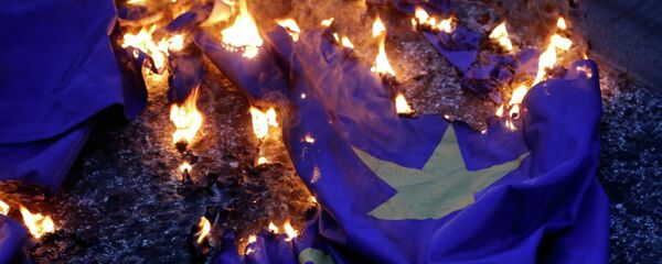 Zapaljena zastava EU - Sputnik Srbija