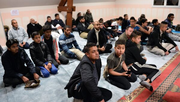 Muslimani u džamiji u Parizu - Sputnik Srbija