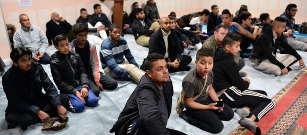 Муслимани у џамији у Паризу - Sputnik Србија