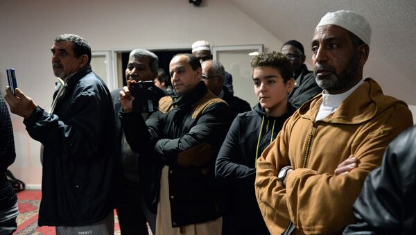 Муслимани у џамији у Паризу - Sputnik Србија