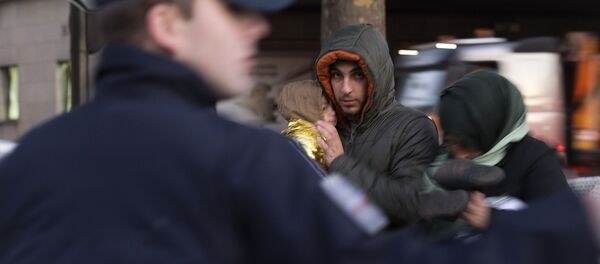 Француска полиција са мигрантима - Sputnik Србија