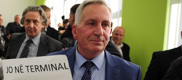 Predsednik Nacionalnog saveta Albanaca Jonuz Musliu pokazuje transparent Ne terminala, ali u školi, želimo knjige tokom posete srpskog premijera Aleksandara Vučića Bujanovcu. - Sputnik Srbija