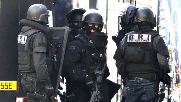 Pripadnici francuskih specijalnih policijskih snaga za istraživanja i interventne brigade tokom operacije u San Deniju, predgrađu  Pariza - Sputnik Srbija