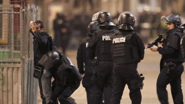 Pripadnici francuskih specijalnih policijskih snaga  tokom operacije u San Deniju, predgrađu Pariza - Sputnik Srbija