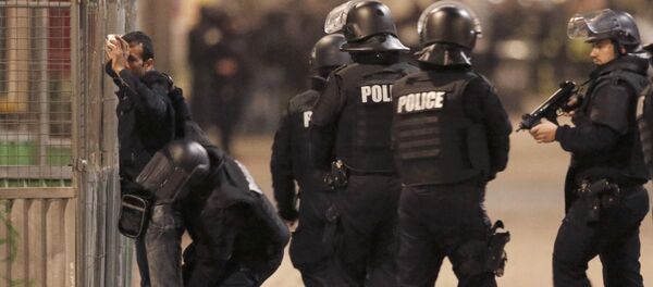 Припадници француских специјалних полицијских снага током операције у Сан Денију, предграђу Париза Припадници француских специјалних полицијских снага током операције у Сан Денију, предграђу Париза - Sputnik Србија