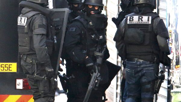 Pripadnici francuskih specijalnih policijskih snaga tokom operacije u San Deniju, predgrađu Pariza - Sputnik Srbija