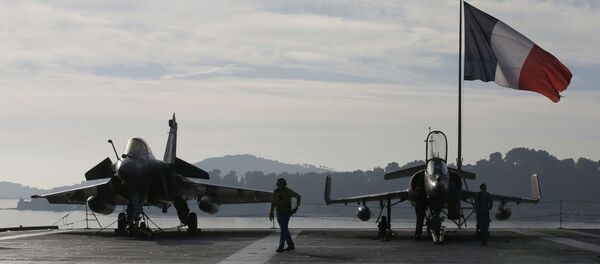 Француски војни авиони Рафал (л) и Супер Етендард на носачу ваиона Шарл де Гол - Sputnik Србија