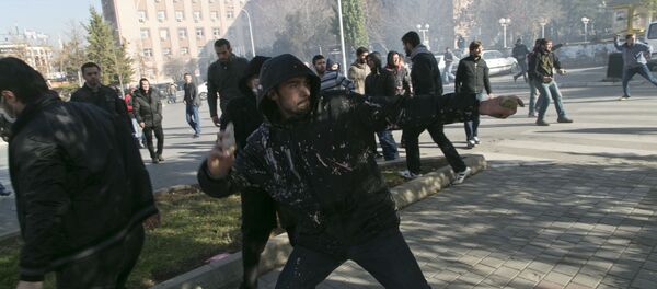 Присталица опозиционих странака на Косову баца камен ка полицији на демонстрацијама у Приштини - Sputnik Србија