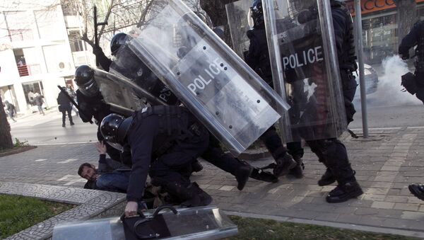 Kosovska policija je savladala jednog od opozicionih demonstranata  tokom sukoba u Prištini - Sputnik Srbija