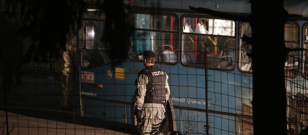 Bosanski policajac obezbeđuje prostor gde je naoružani muškarac ubio vojnike, u sarajevskom naselju Rajlovac, BiH, Bosanski policajac obezbeđuje prostor gde je naoružani muškarac ubio vojnike, u sarajevskom naselju Rajlovac, BiH, - Sputnik Srbija