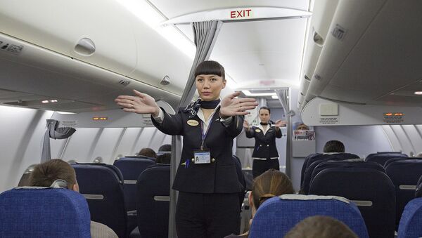 Stjuardesa u avionu sa putnicima - Sputnik Srbija
