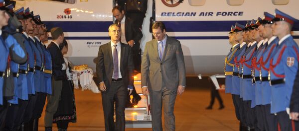 Српски премијер Александар Вучић поздравља генералног секретара НАТО-a Јанса Столтенберга на аеродрому Никола Тесла - Sputnik Србија